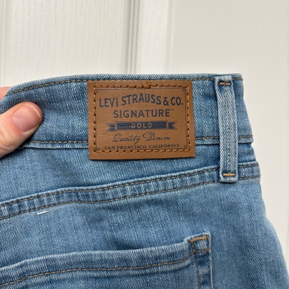 Light Wash Cuffed Denim Shorts | Levi’s 10 (W30) - Picture 11 of 12
